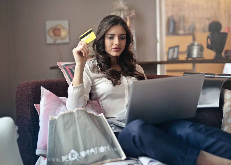 Žena nakupující v e-shopu